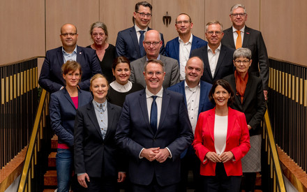 Gruppenbild des Transformationsrates auf der Treppe zum Festsaal der Staatskanzlei Rheinland-Pfalz